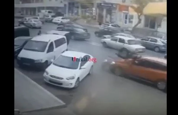 Bakıda dəhşətli qəzanın görüntüsü: Piyada göyə uçdu