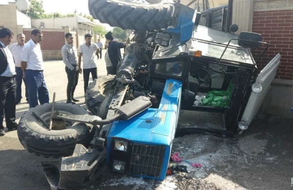 Kürdəmirdə dəhşətli qəza:traktor çevrildi,sürücünün beli sındı