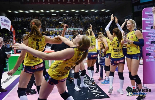 Voleybolçu qızların çılpaq görüntüsü yayıldı