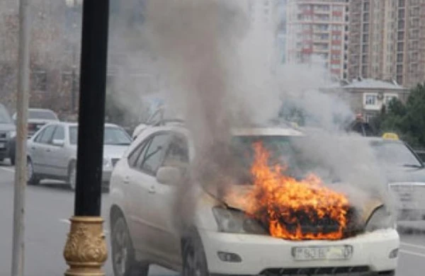 Bakıda yanaşı dayanmış avtomobillər yandı