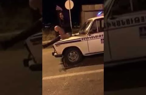 Ermənistanda bu görüntü olay yaratdı: Trans polisə intim münasibət təklif edir