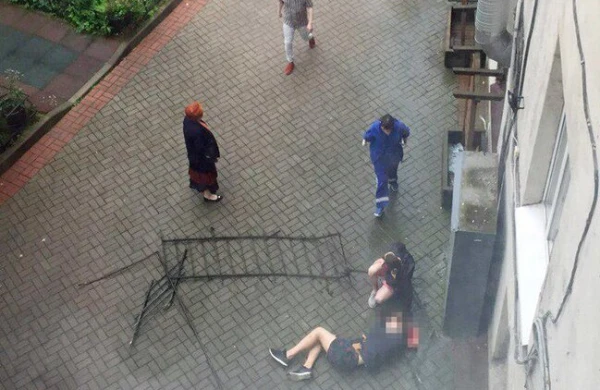 Bakıda qadın uşaqları qayınanasına verib özünü binadan atdı