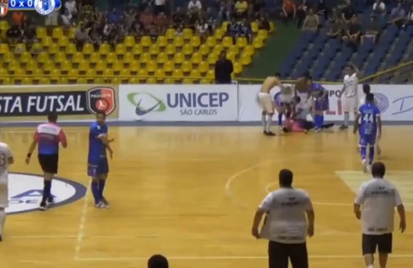 Hakim meydançada öldü,oyun dayandı