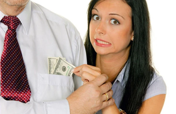 Ərinin cibində 5 min dollar götürüb xərclədi,polisə yalandan oğurlandığını dedi