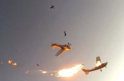 DƏHŞƏT: İki təyyarə havada toqquşdu - Çox sayda ölü var / FOTOLAR