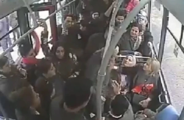 Bakıda sərnişin avtobus sürücüsünü təpiklədi