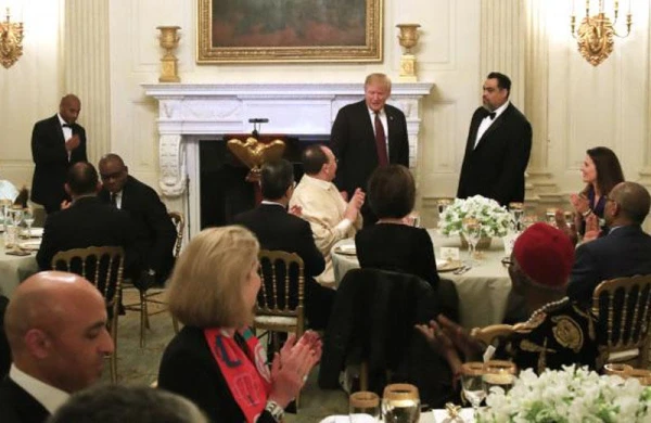 Tramp Ağ Evdə iftar verdi