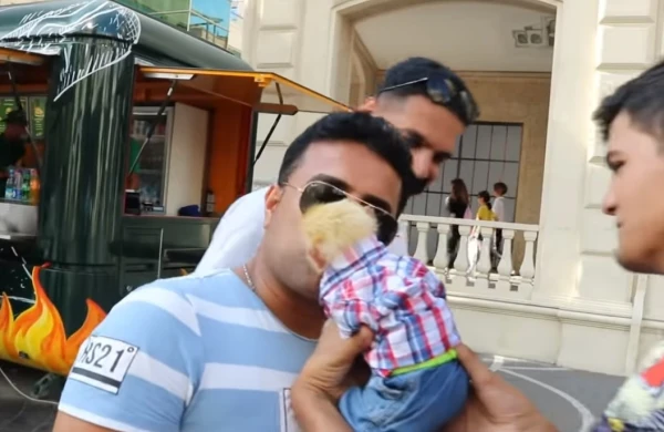 "Tarqovıy"da  dəhşət! Meymun onunla şəkil çəkdirən gəncin qulağını qopardı