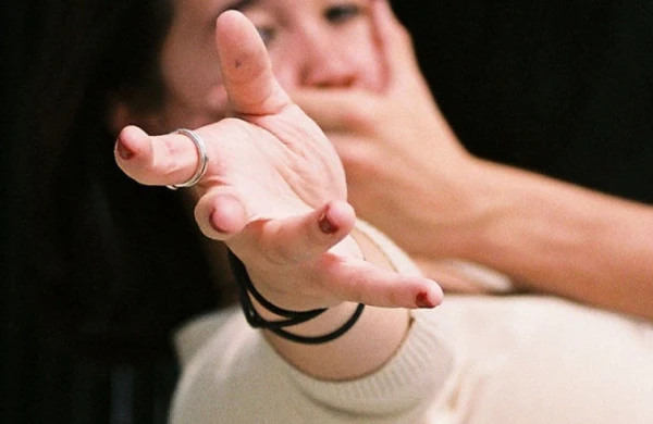 Bakının mərkəzində DƏHŞƏT: Həbsdən çıxan şəxslər qadını...