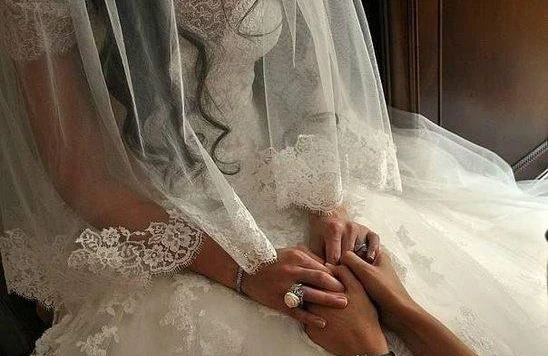 Azərbaycanda maraqlı görüntü: Oğlan evini gözləyən gəlin yatıb qaldı