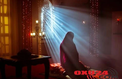 Qadınlar nisbətən uca səslə qılınmalı namazları o şəkildə qılmalıdırlar yoxsa səssiz?