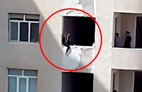 Nazirliyin binasından qadın özünü atdı