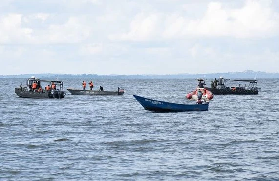Futbolçuları daşıyan qayıq batdı - 30 nəfər itkin düşdü