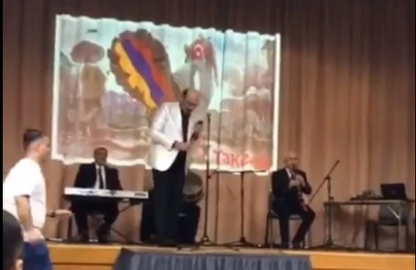 Eyyub Yaqubov Laçının işğal günü erməni bayrağı ilə konsert verib?