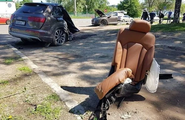 “Audi Q7 ” qəza nəticəsində iki yerə bölündü - FOTO