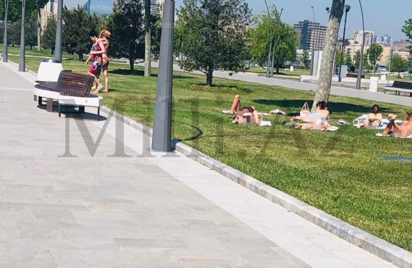 Bakı bulvarında qızlar  lüt  şəkil çəkdirdi