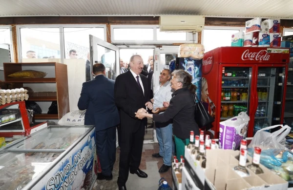 Prezident marketə girib, qiymətlərlə maraqlandı - FOTOLAR