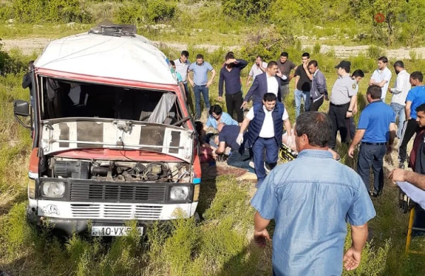 Azərbaycanda daha bir faciə!Tələbələr qəzaya düşdü