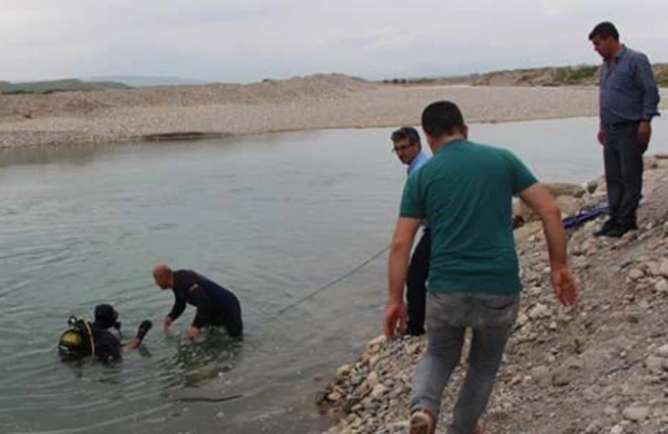 Azərbaycanda 3 yaşlı uşaqlar oynayarkən çaya düşdülər - Biri öldü