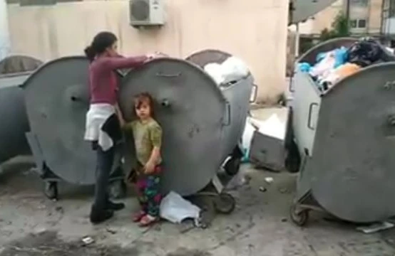 Bakıda ürəkdağlayan görüntü: 3 uşaq anası övladları üçün   zibillikdən çörək yığır