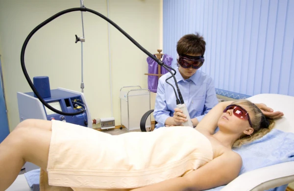 Bakıda dəhşət! Tüklərini lazer etdirən qız yandı