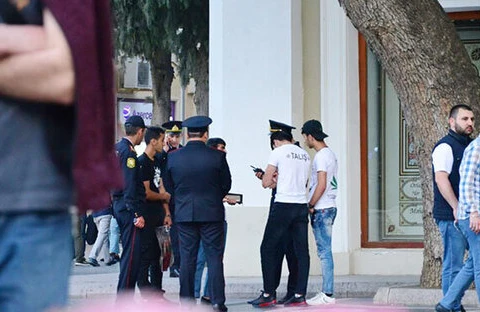 Bakıda "VOR V ZAKONE" yazılmış köynəkli gənclər saxlanılıb – Foto