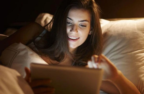 Açıq-saçıq görüntülər izləmək qızlara NECƏ TƏSİR EDİR?