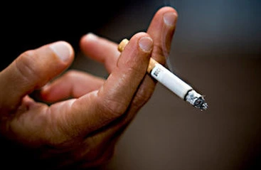 İftarda siqaret çəkmək ölümə səbəb olur - Həkimlərdən xəbərdarlıq