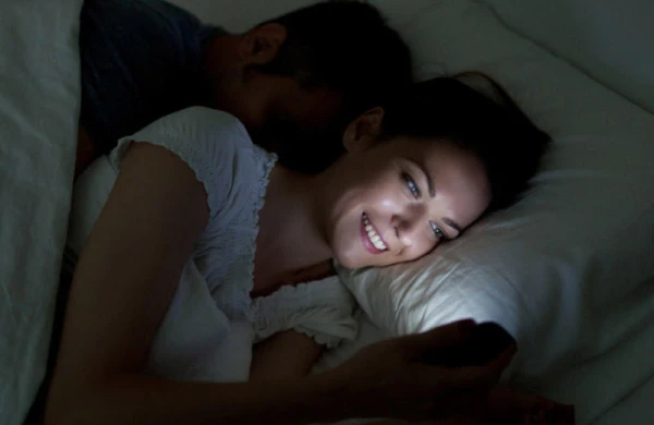 Canlı yayıma zəng edən gəlindən qayınanasına ŞOK sözlər: "Başqa  kişi ilə gəzir"