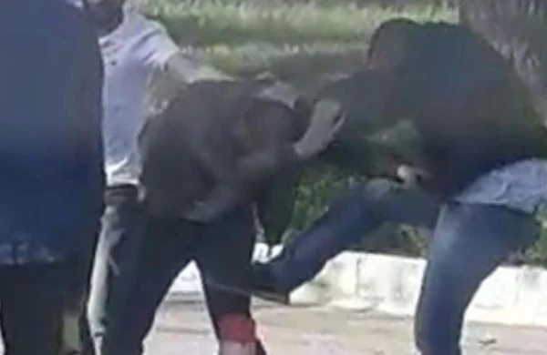 Tələbə qıza sataşan 40 yaşlı kişini küçənin ortasında döydülər - FOTO