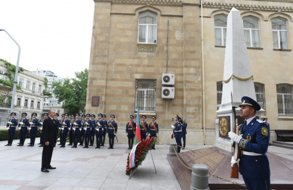 Prezident İlham Əliyev Azərbaycan Xalq Cümhuriyyətinin şərəfinə ucaldılmış abidəni ziyarət edib