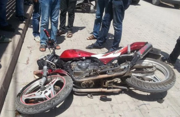 Bakıda motosiklet yük maşınına çırpılıb, ata ölüb, oğlu xəsarət alıb