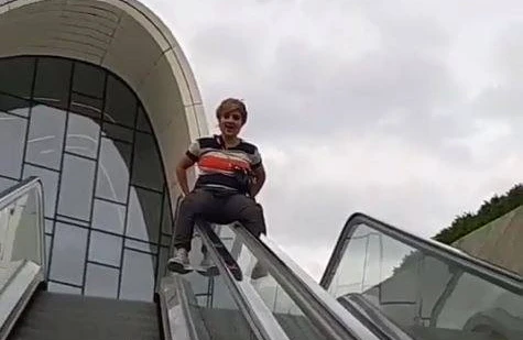 Bakıda qız eskalatorda görün nə etdi