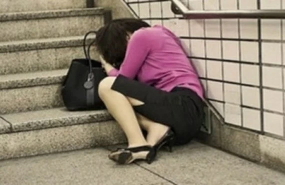 Bakıda gecənin qaranlığında şok görüntü: Kişi yolun ortasında qadını...