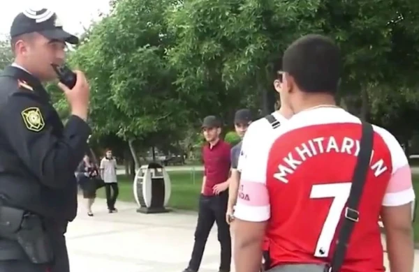 "Arsenal" azarkeşləri Bakıda Mxitaryanın maykalarında gəzirlər - VİDEO