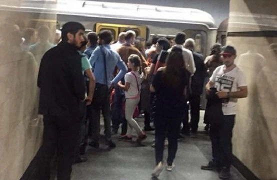 Bakı metrosunda qorxunc anlar:Qadın özünü qatarın altına atdı