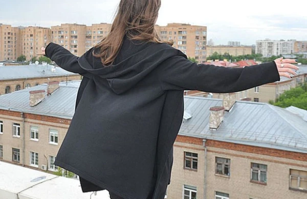 Bakıda  dəhşətli anlar:Tələbə qız özünü binadan atdı