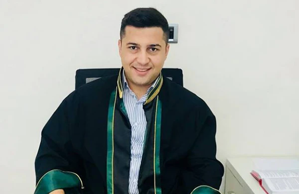 Bakıda şok olay: Polis  bölməsində vəkili döydülər, üstünə təcili yardım gəldi