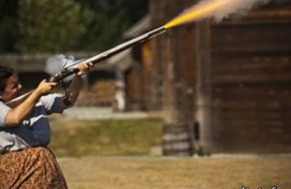 Hacıqabulda həyəcanlı anlar: Polislər evə girərkən silahlı qadın...