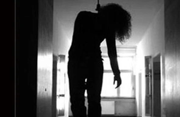 Azərbaycanda 19 yaşlı tələbə qız babasının evinə gedib özünü asdı