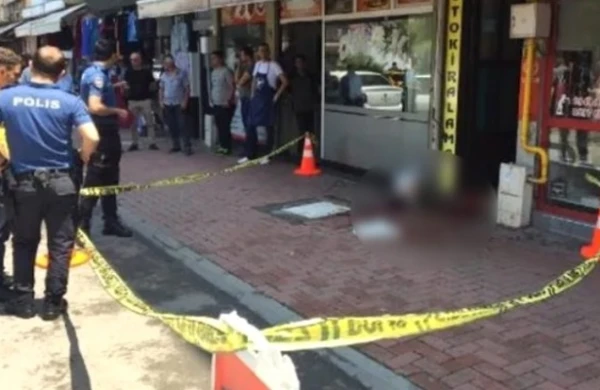 Küçənin ortasında qanlı olay - Boğazını kəsdi