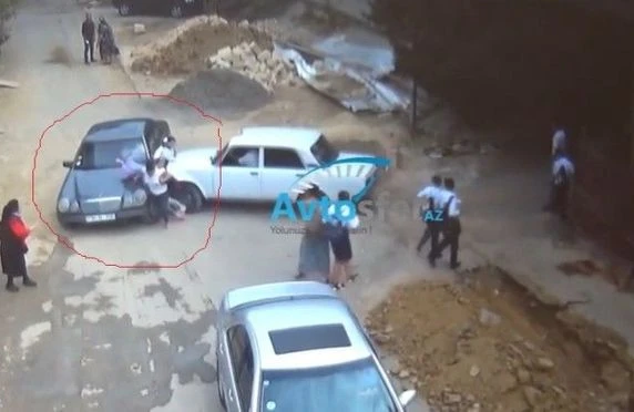 Bakıda  taksi sürücüsü maşını məktəblilərə çırpdı - DƏHŞƏTLİ GÖRÜNTÜLƏR