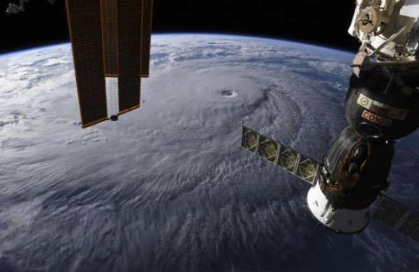 NASA kosmosdan yayımı yarımçıq kəsdi — Naməlum işıq şüas