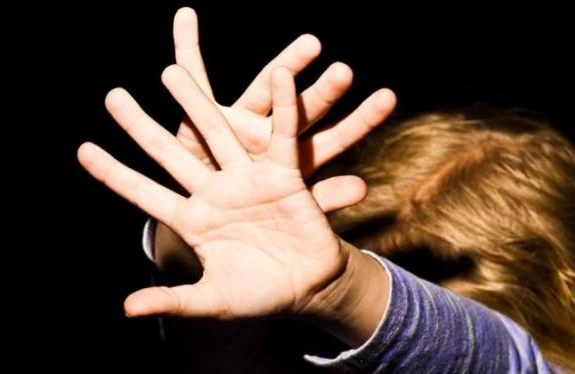 Azərbaycanlı məktəbli qız dərsdə özünü piss hiss etdi, həkim çağırdılar hamilə olduğu üzə çıxdı