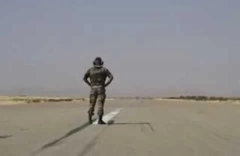 Türkiyədə savaş təyyarəsi əsgərin üzərindən KEÇDİ - ANBAAN VİDEO