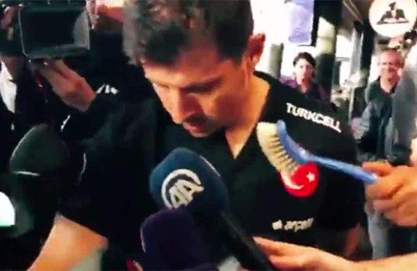 Türkiyə futbolçusuna mikrafon əvəzinə tualet fırçası uzatdı - ŞOK kadr