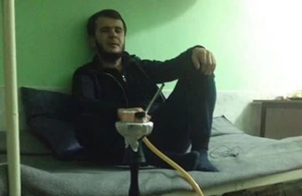 Azərbaycanlı kriminal avtoritetin həbsxanadan qalmaqallı görüntüsü yayıldı: Qəlyan çəkir...