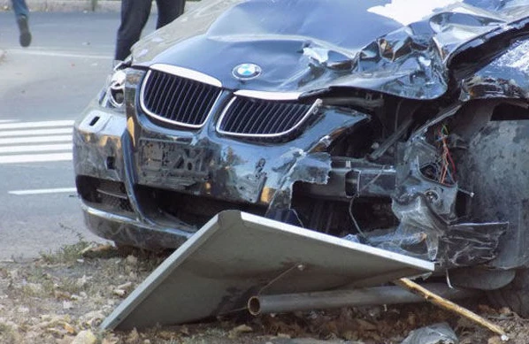 Bakıda BMW reklam lövhəsinə çırpılıb yandı - Ölən və yaralı var