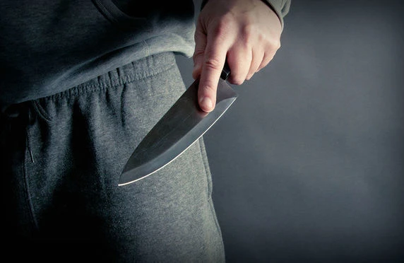 16 yaşlı yeniyetmə kişini bıçaqladı: Anasına “balam” deyib