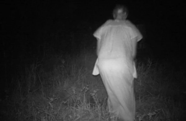 Qorxunc görüntü: Ağ paltarda  qəribə varlıq kameraya düşdü